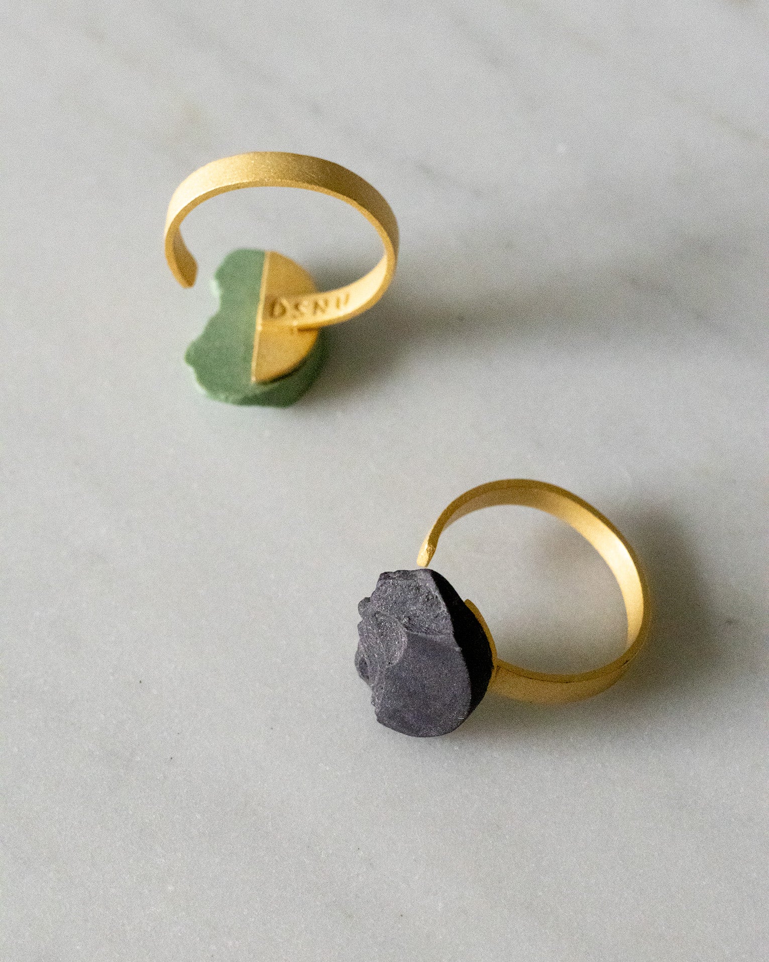 Fragmentos Curve Ring - Black Porcelain