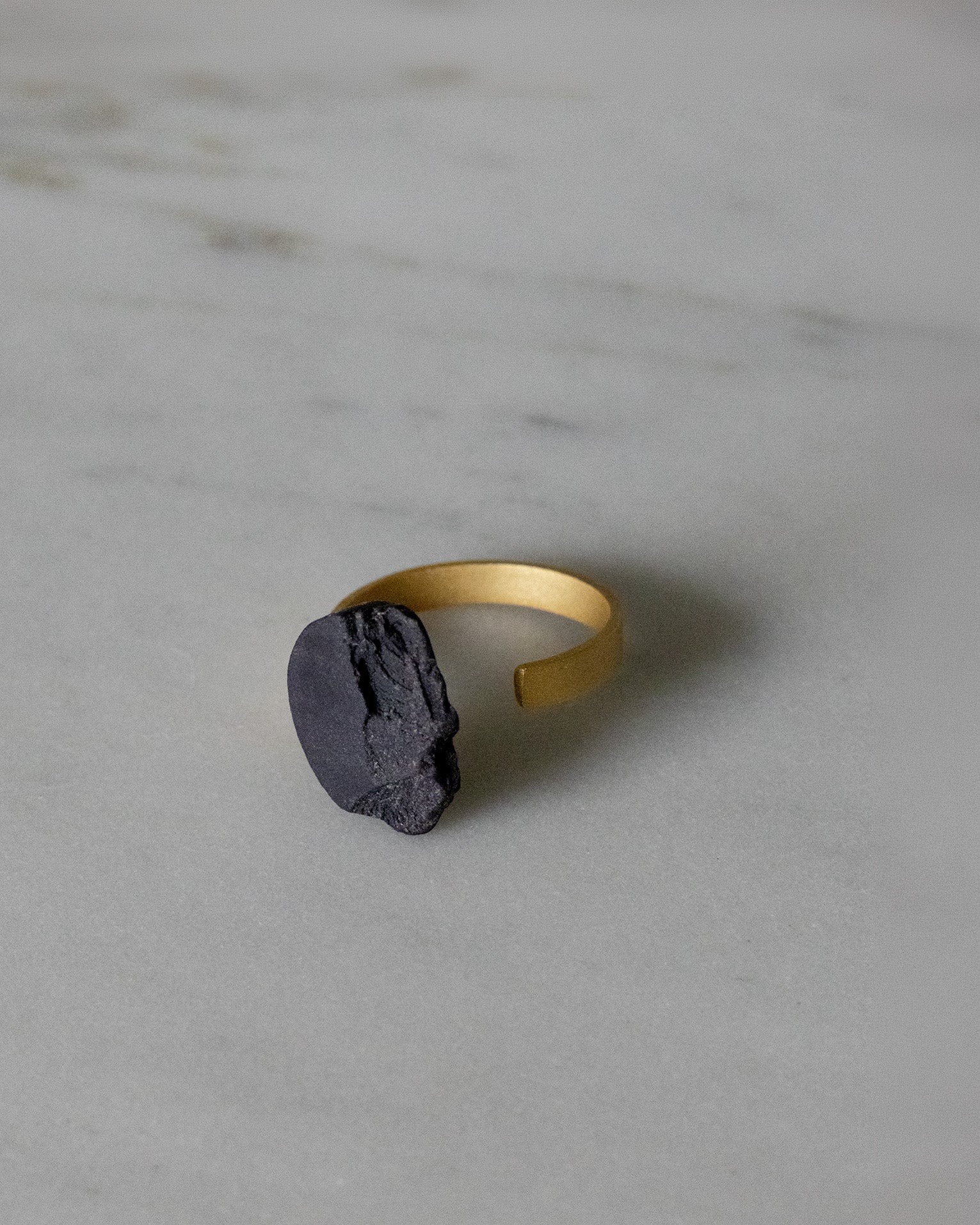 Fragmentos Curve Ring - Black Porcelain