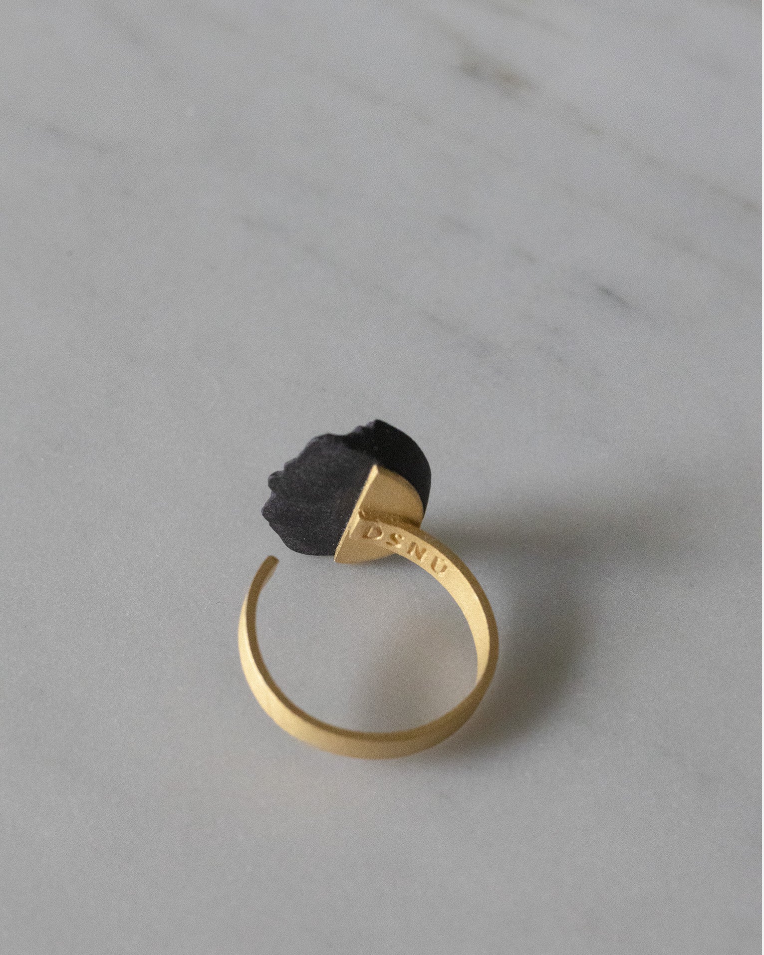 Fragmentos Curve Ring - Black Porcelain